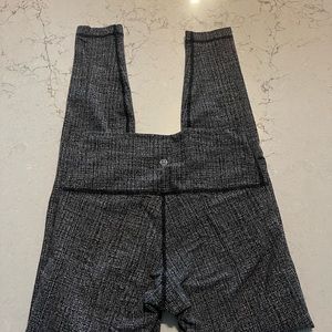 Lululemon black and white leggings - SIZE 6.